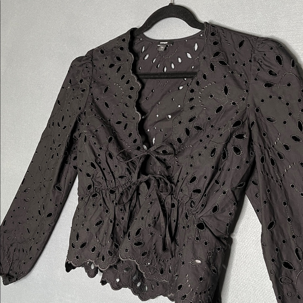 Express cotton Eyelet V-neck blouse with Double Tie Front Top in Black. sz sml
